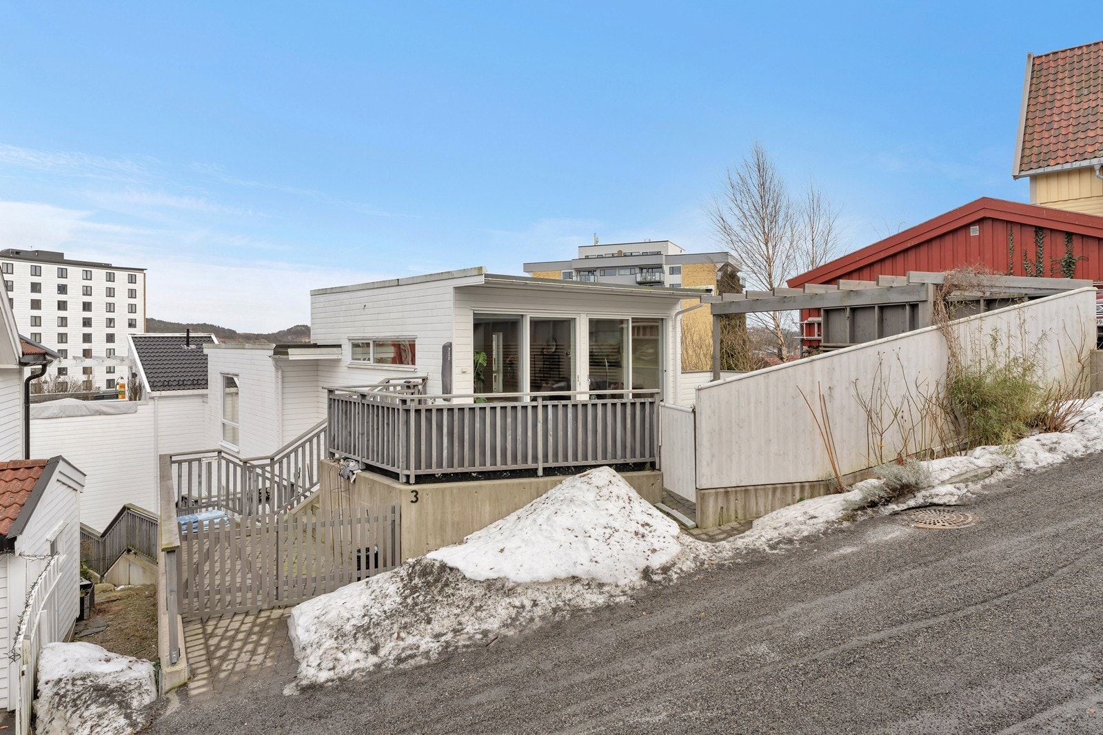 Inngang til boligen fra felles inngang i underetasje, eventuelt fra oversiden, inngang 2.etasje Galleribilde