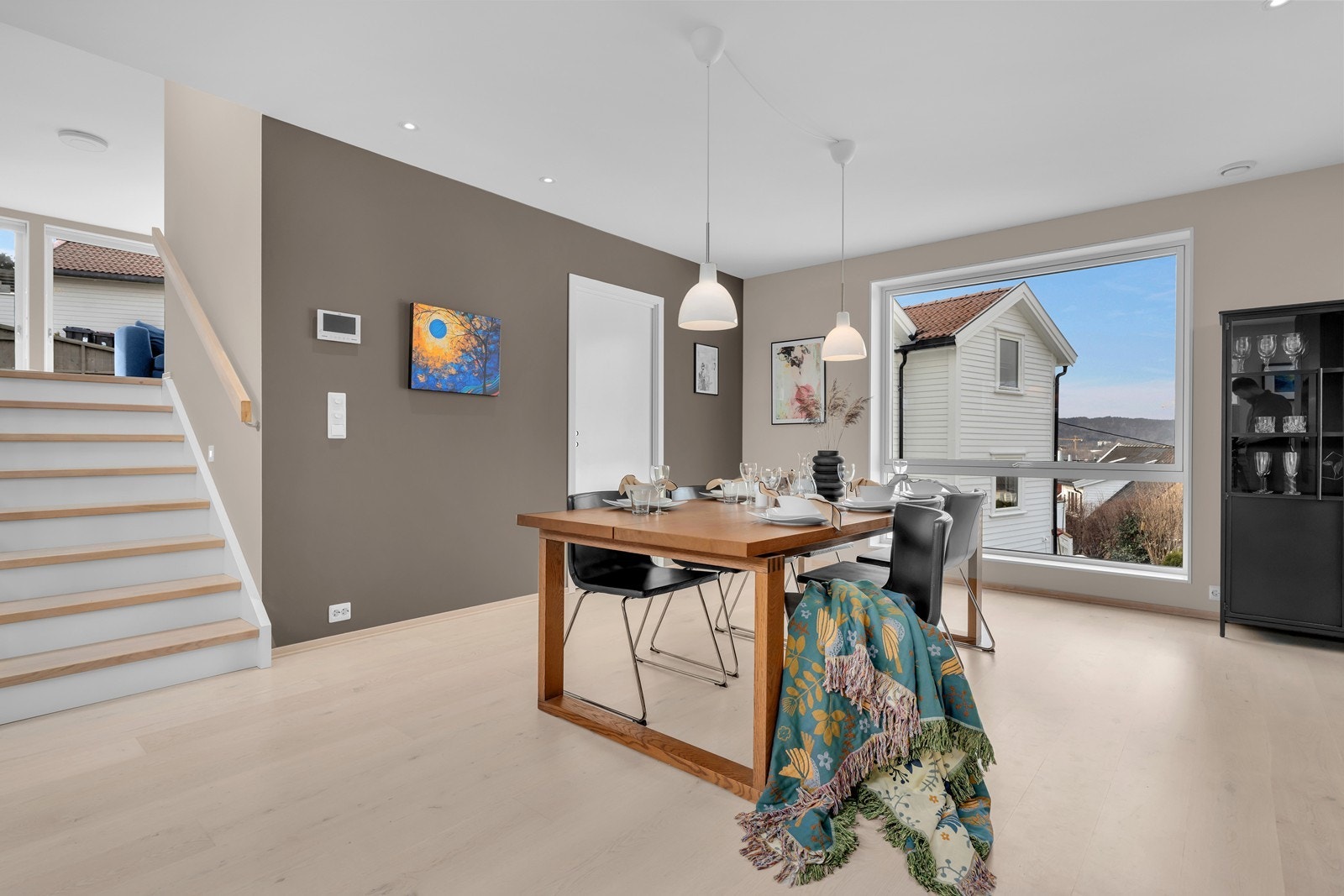 Trappen fører opp til romslig stue Galleribilde