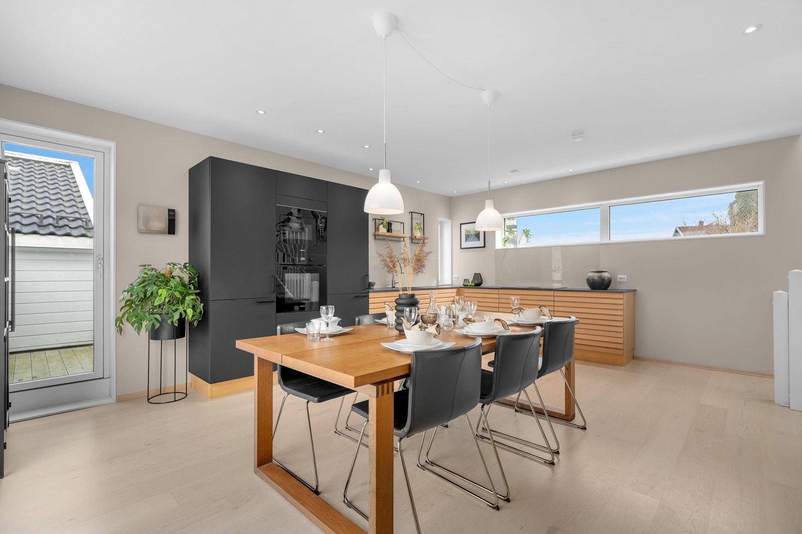 Lekkert kjøkken med spiseplass Galleribilde