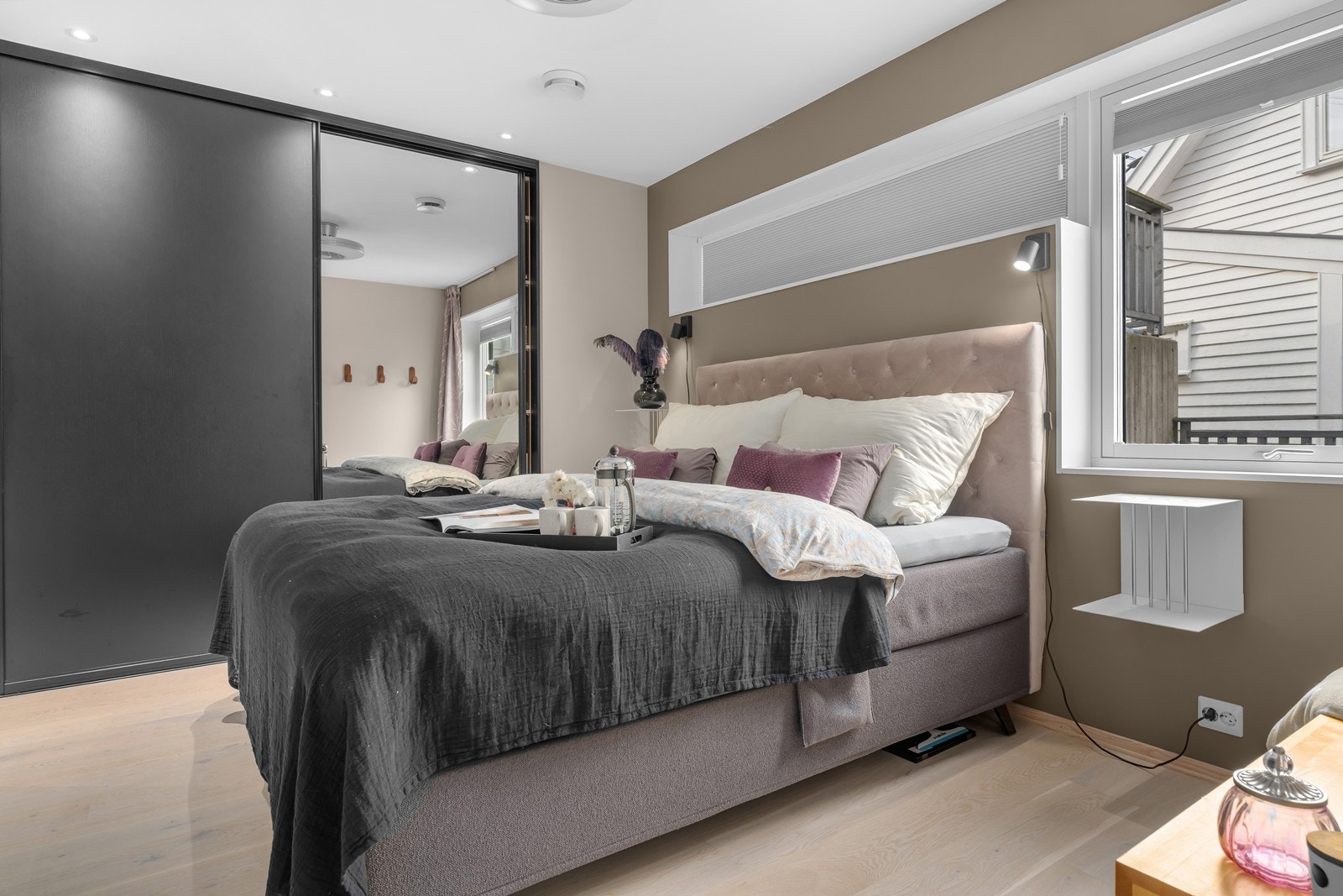 Hovedsoverom med stor skyvedørsgarderobe Galleribilde