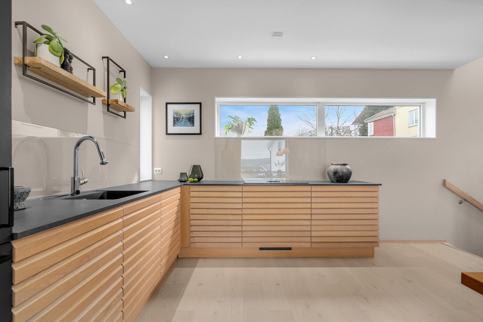 Rikelig med både skap og benkeplass Galleribilde