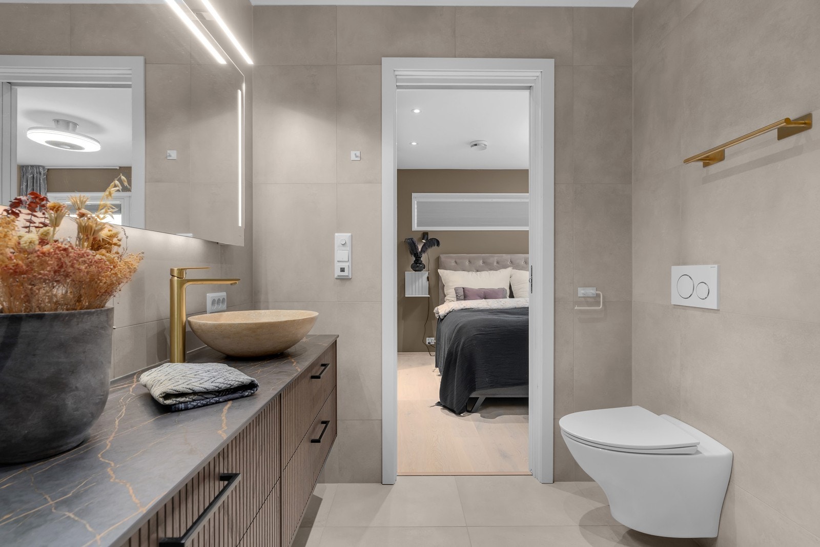 Veggmontert toalett, dusjhjørne og innredning Galleribilde