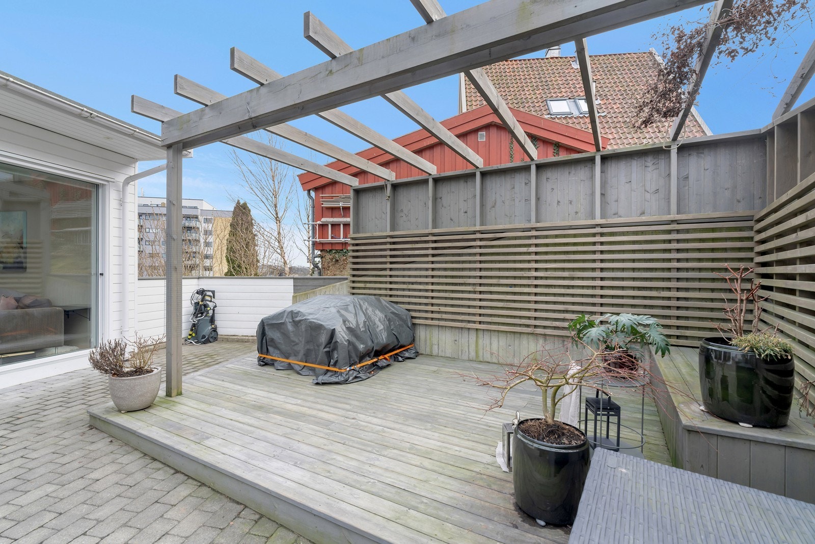 Solrikt og usjenert uteområde Galleribilde