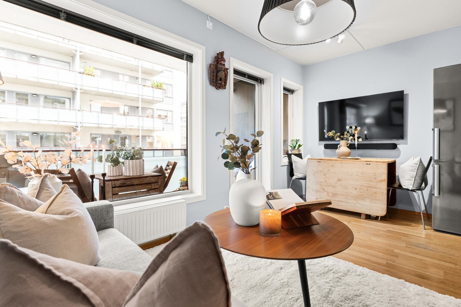 Oppholdsrommet er kvadratisk og gir gode møbleringsmuligheter og naturlige soner med plass sofagruppe, spisesone og soveromsløsing Galleribilde