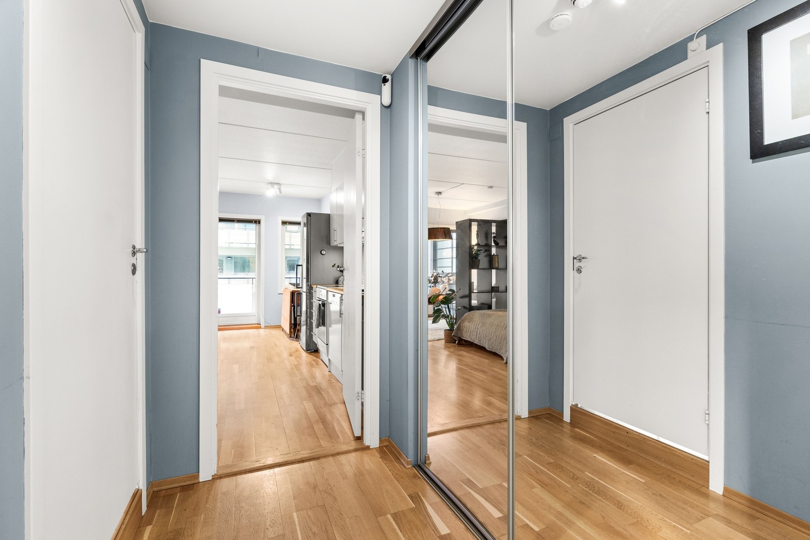 Praktisk og romslig inngangsparti med garderobeskap, samt plass til enkelt oppheng. Det er installert callinganlegg med døråpner Galleribilde