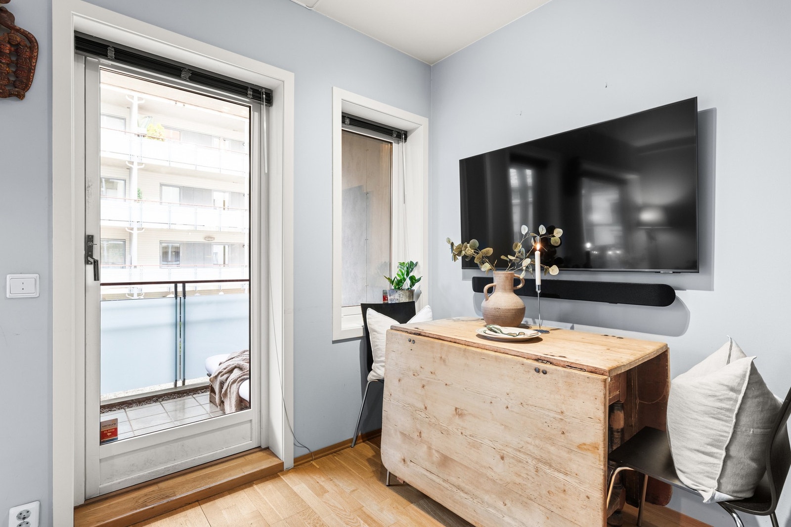 Slette malte vegg- og takflater, samt trestavs parkettgulv Galleribilde