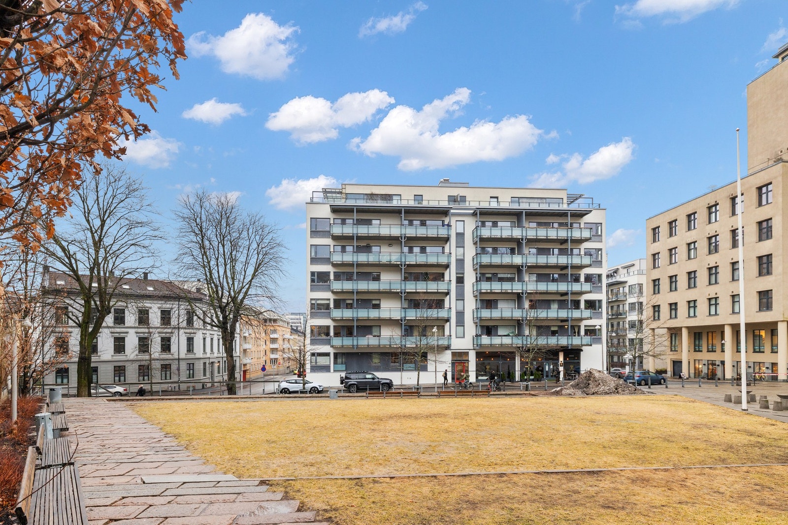 Velkommen til et hyggelig nabolag med flotte, parkmessige områder og koselige butikker Galleribilde