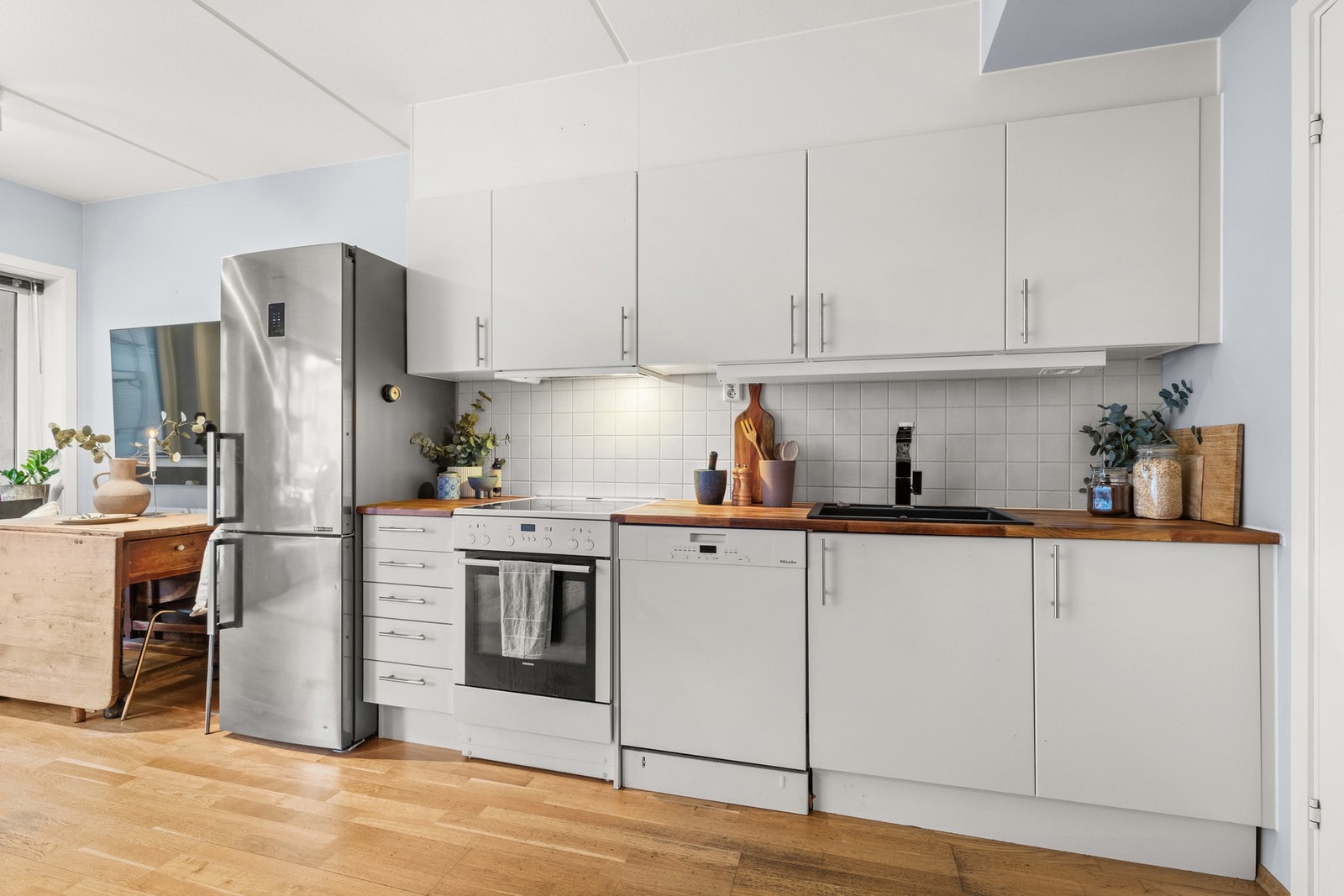 Kjøkkenet har plass til frittstående kjøl/frys, komfyr og oppvaskmaskin. Det er integrert avtrekksvifte over komfyren Galleribilde