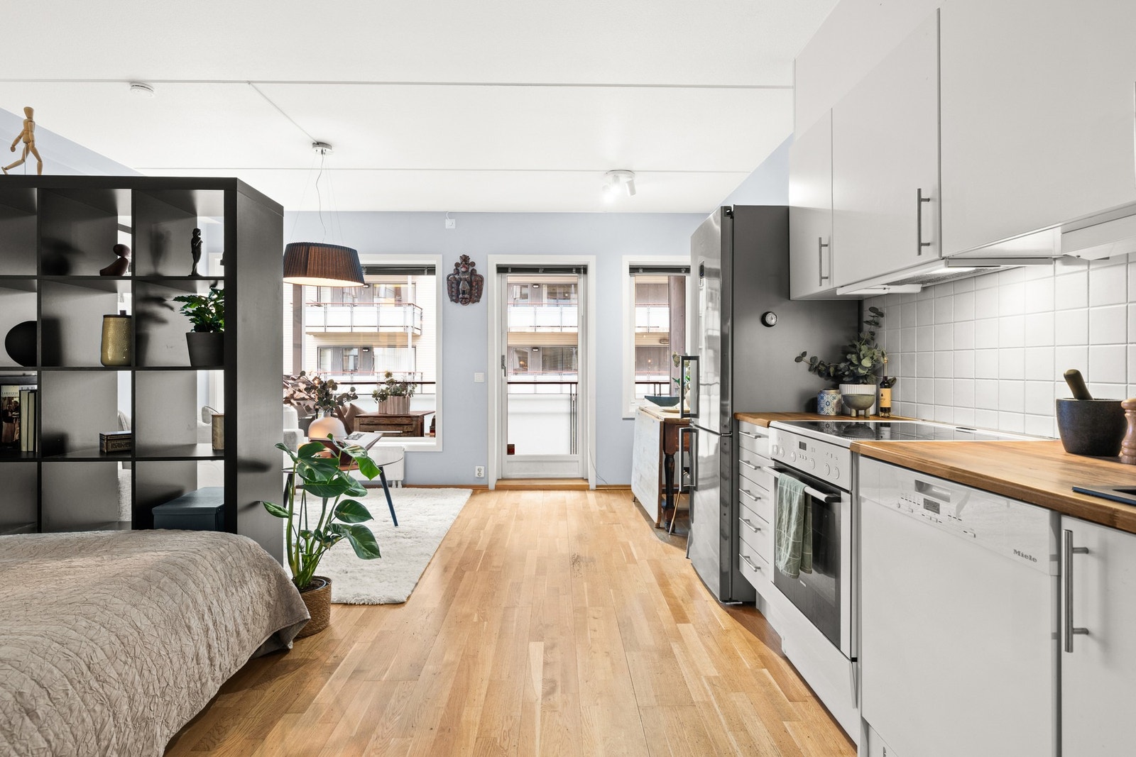 Det er åpen kjøkkenløsning mot stue Galleribilde