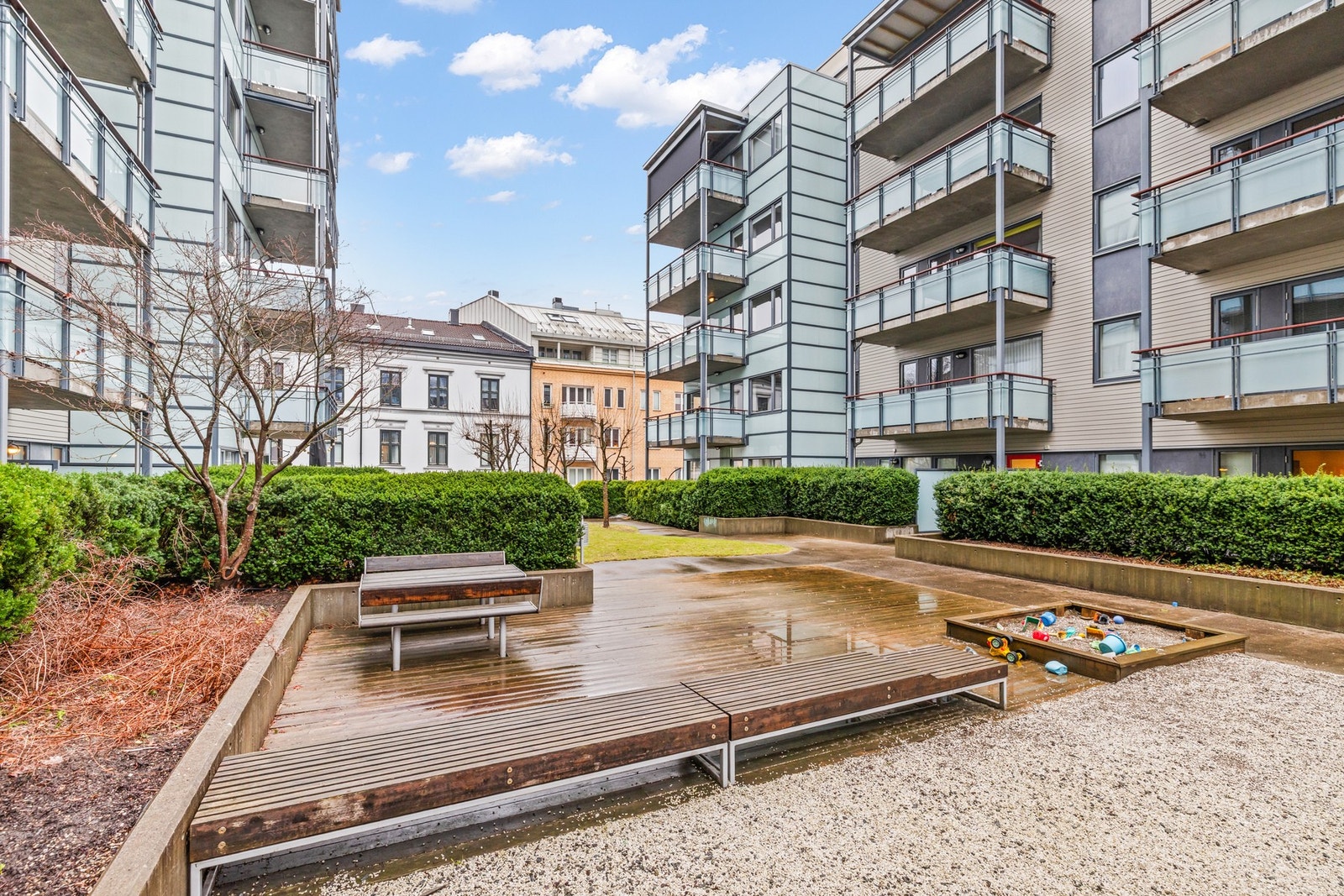 Pilestredet Park er kjent for hyggelige fellesarealer med sitteplasser, lekeplasser og beplantning Galleribilde