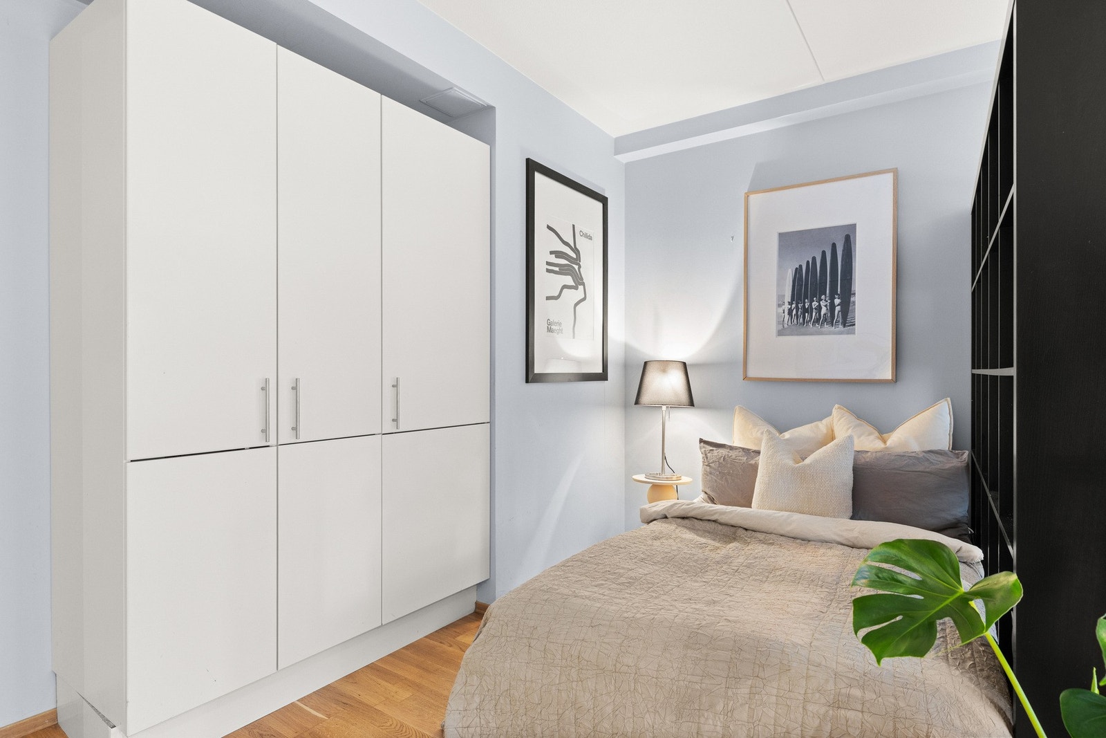 Praktisk garderobeskapsløsning gir godt med oppbevaringsplass Galleribilde