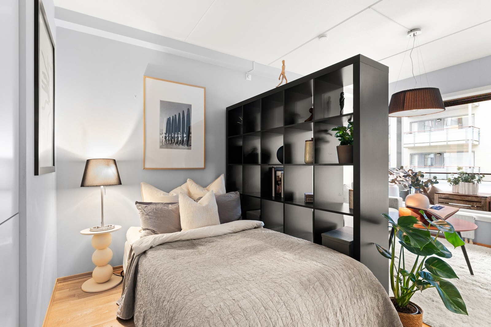 Selger har opprettet en ''sovealkove'' ved hjelp av en praktisk skillevegg med hylleseksjon Galleribilde