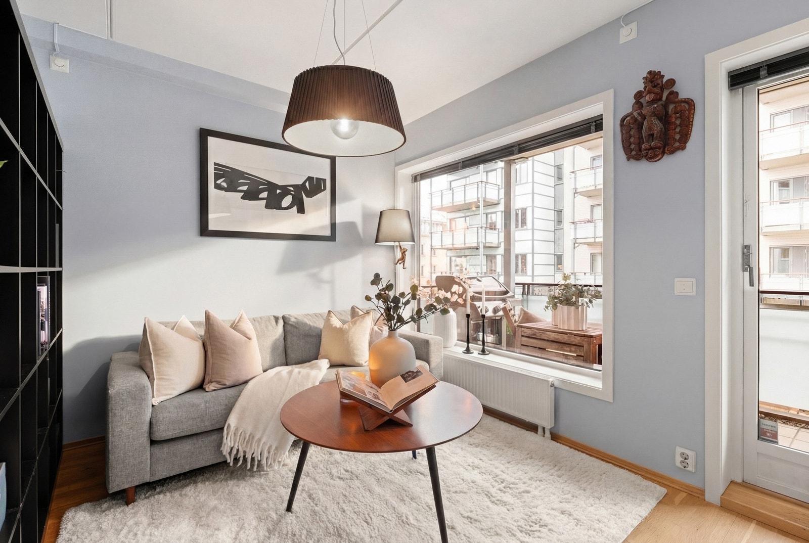 Oppholdsrommet har store vindusflater i som gir rikelig med naturlig lys inn Galleribilde