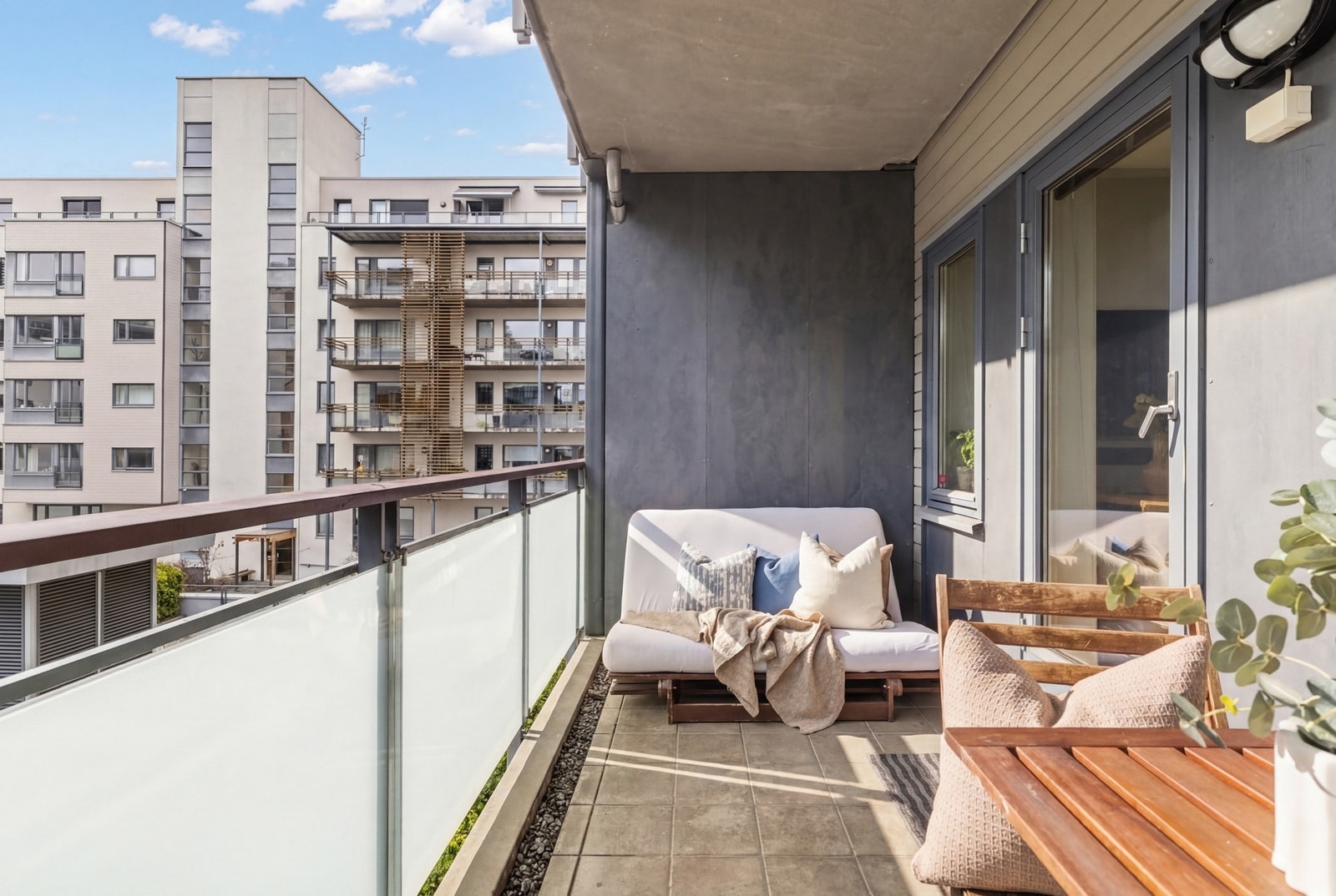 Leiligheten har en stor, solrik balkong med god plass til utemøbler og grill. En flott forlengelse av stuen på sommertid Galleribilde