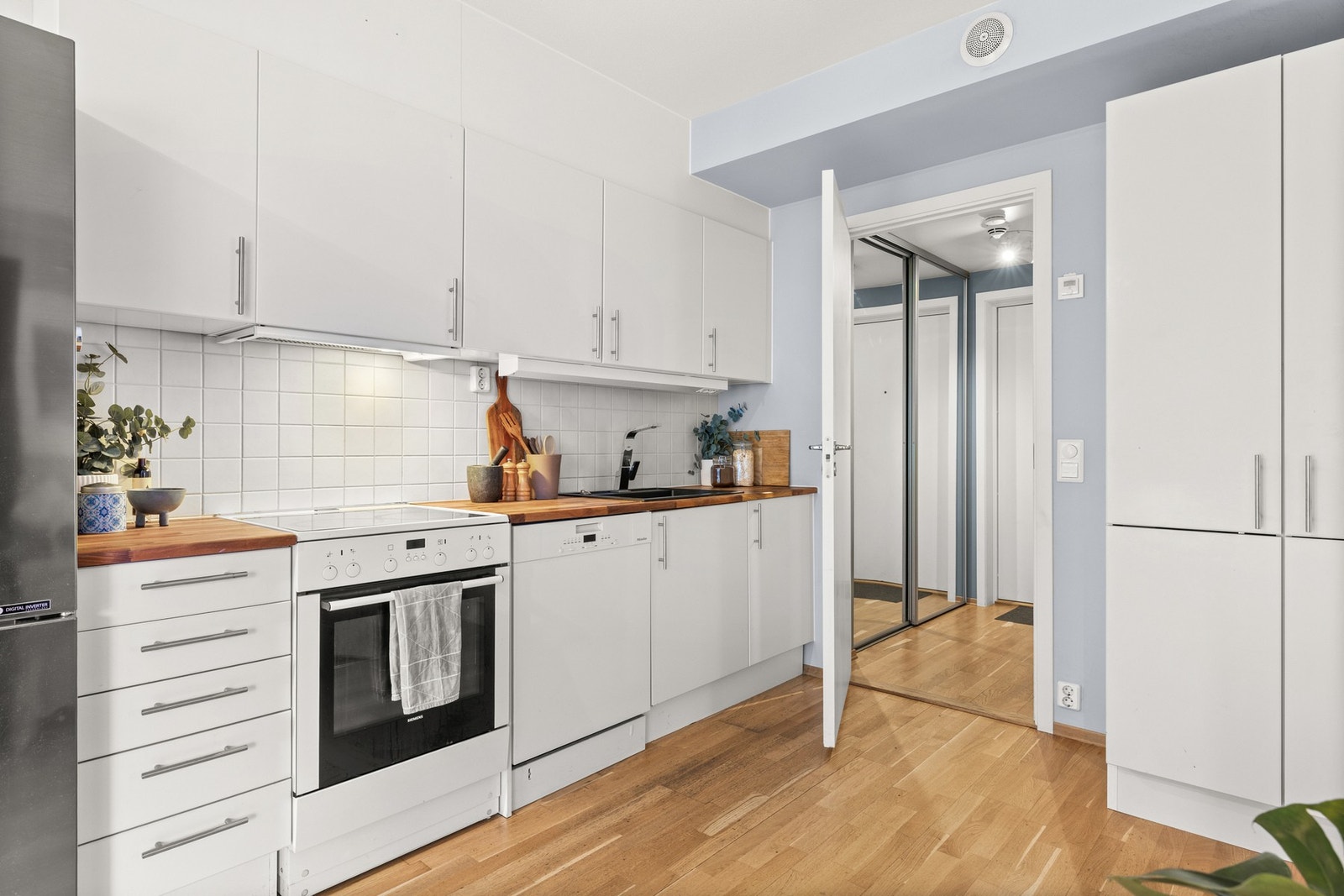 Kjøkkenet er fra 2007 med slette fronter og stålhåndtak, samt nyere heltre benkeplate Galleribilde