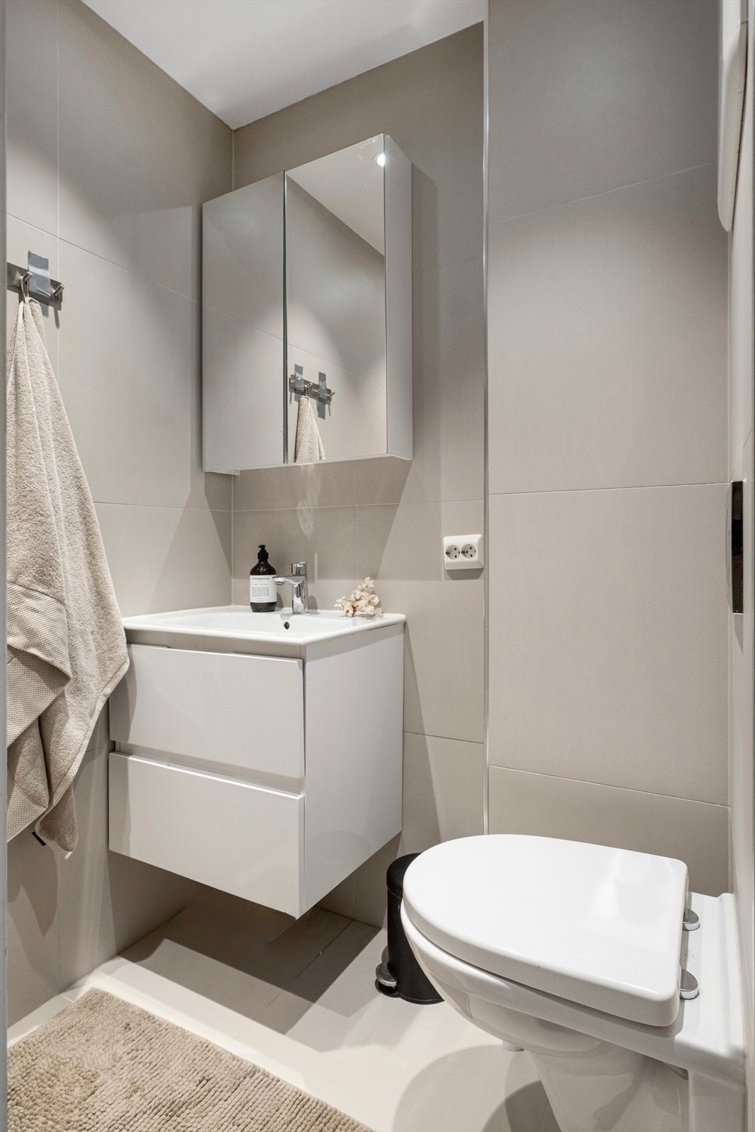 Det andre badet er fra 2019. Her er det pene og store fliser på vegger og gulv, samt elektriske varmekabler. Galleribilde