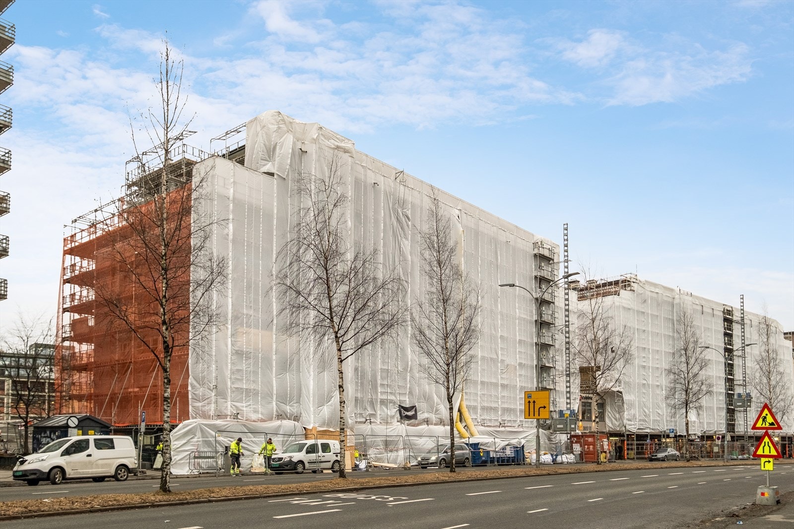 Det pågår nå rehabilitering av fasade, vinduer, balkongdører, balkongdekke, inkludert montering av nytt rekkverk. Galleribilde