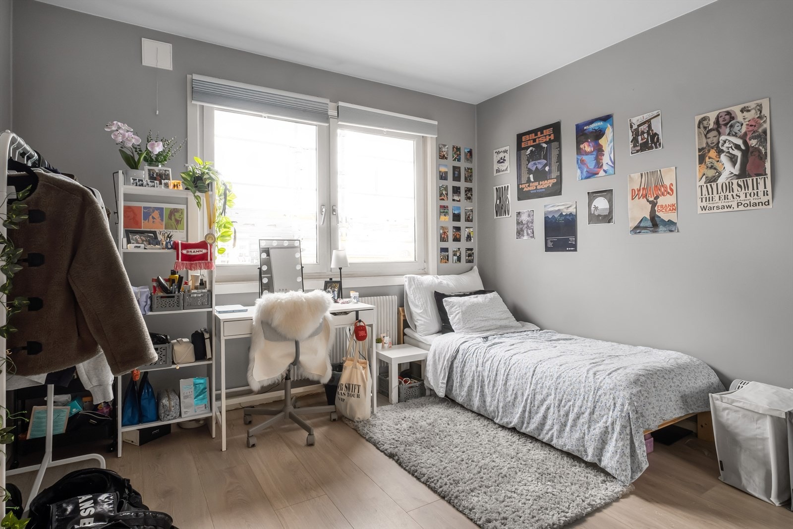 Hovedsoverommet har stort vindu som sørger for rikelig med lysinnslipp. Her er det god plass til dobbeltseng, nattbord og garderobe. Galleribilde