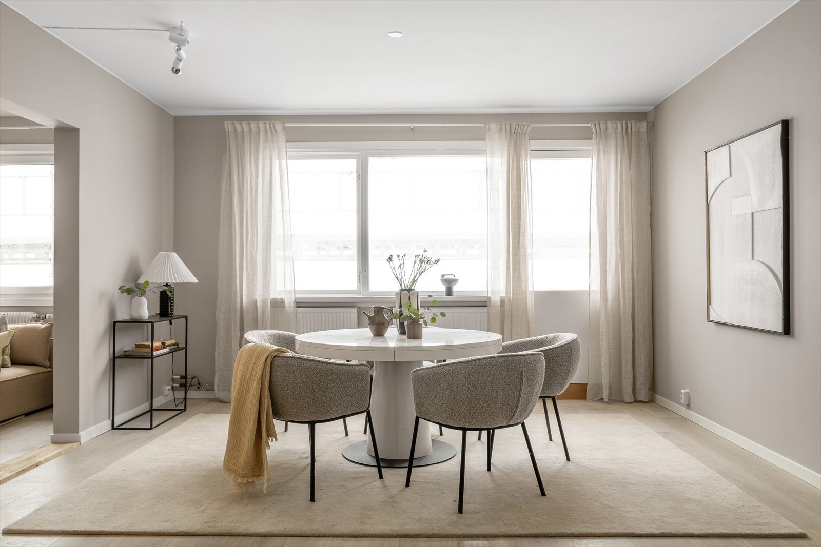 En attraktiv toppleilighet med sentral beliggenhet på Majorstuen med to stuer på rad, romslig kjøkken, tre soverom, to bad og to balkonger på hver sin kant. Galleribilde