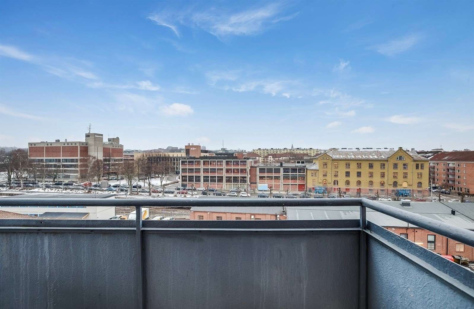 Det pågår rehabilitering av fasade og balkongdekke, inkludert montering av nytt rekkverk. Avvik fra bildet kan forekomme. Galleribilde