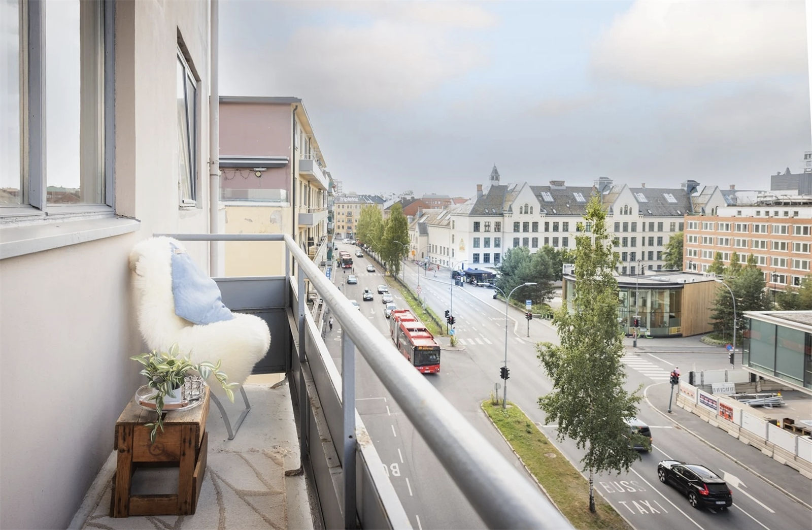 Det pågår rehabilitering av fasade og balkongdekke, inkludert montering av nytt rekkverk. Avvik fra bildet kan forekomme. Galleribilde