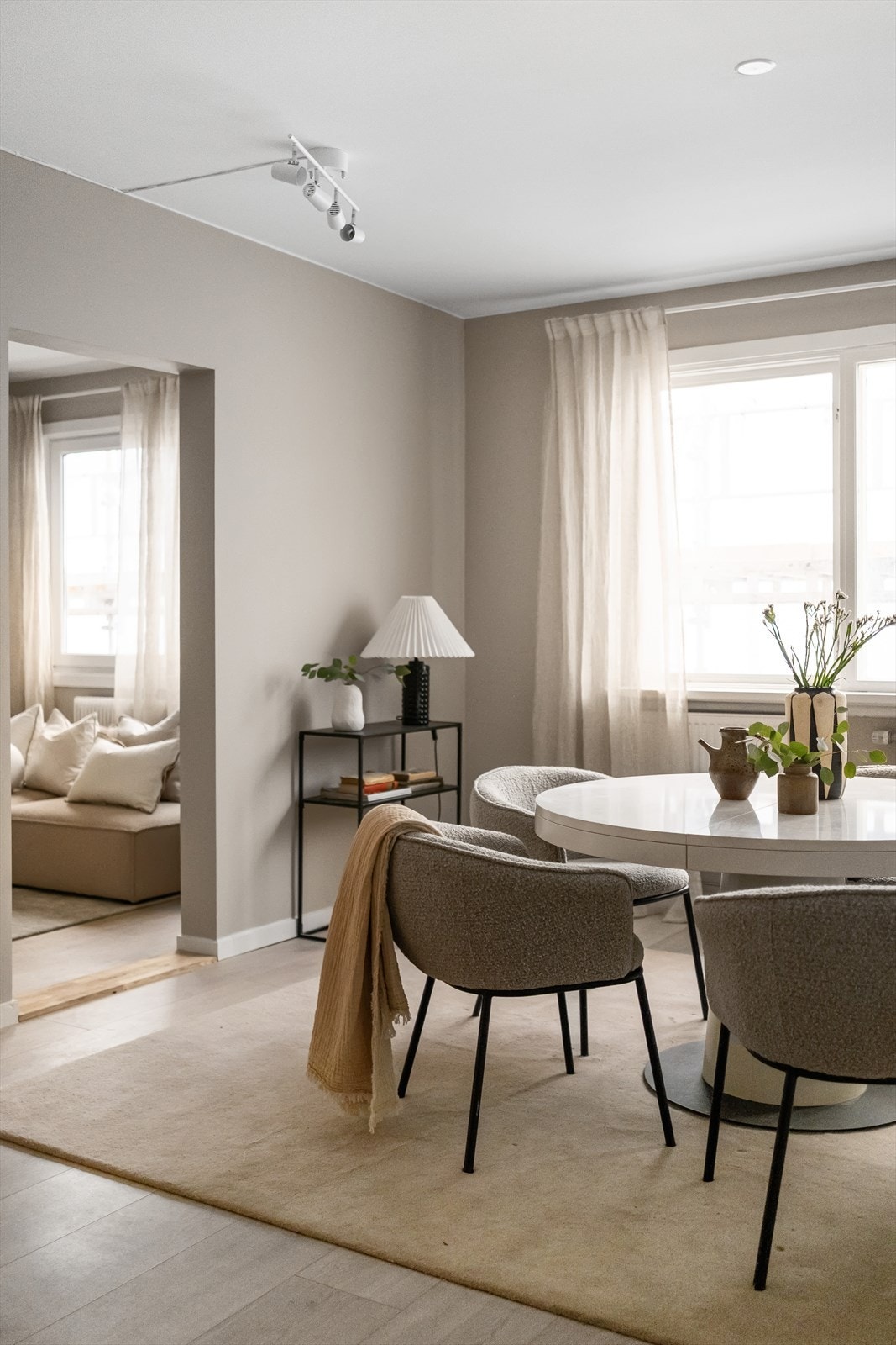 Varmtvann, fyring og internett er inkl i felleskostnadene. Galleribilde