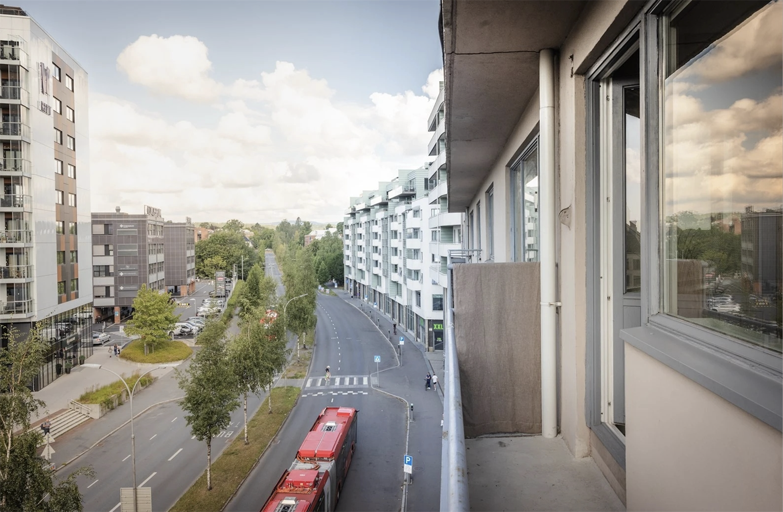Det pågår rehabilitering av fasade og balkongdekke, inkludert montering av nytt rekkverk. Avvik fra bildet kan forekomme. Galleribilde