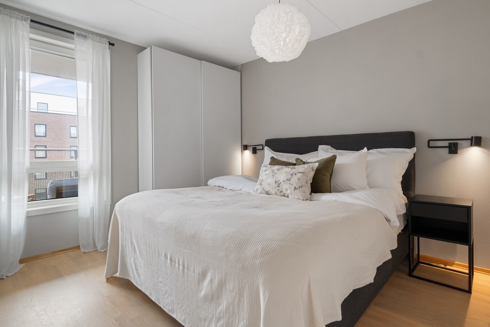 Leiligheten har to soverom av god størrelse med plass til seng, garderobe og øvrig møblement Galleribilde