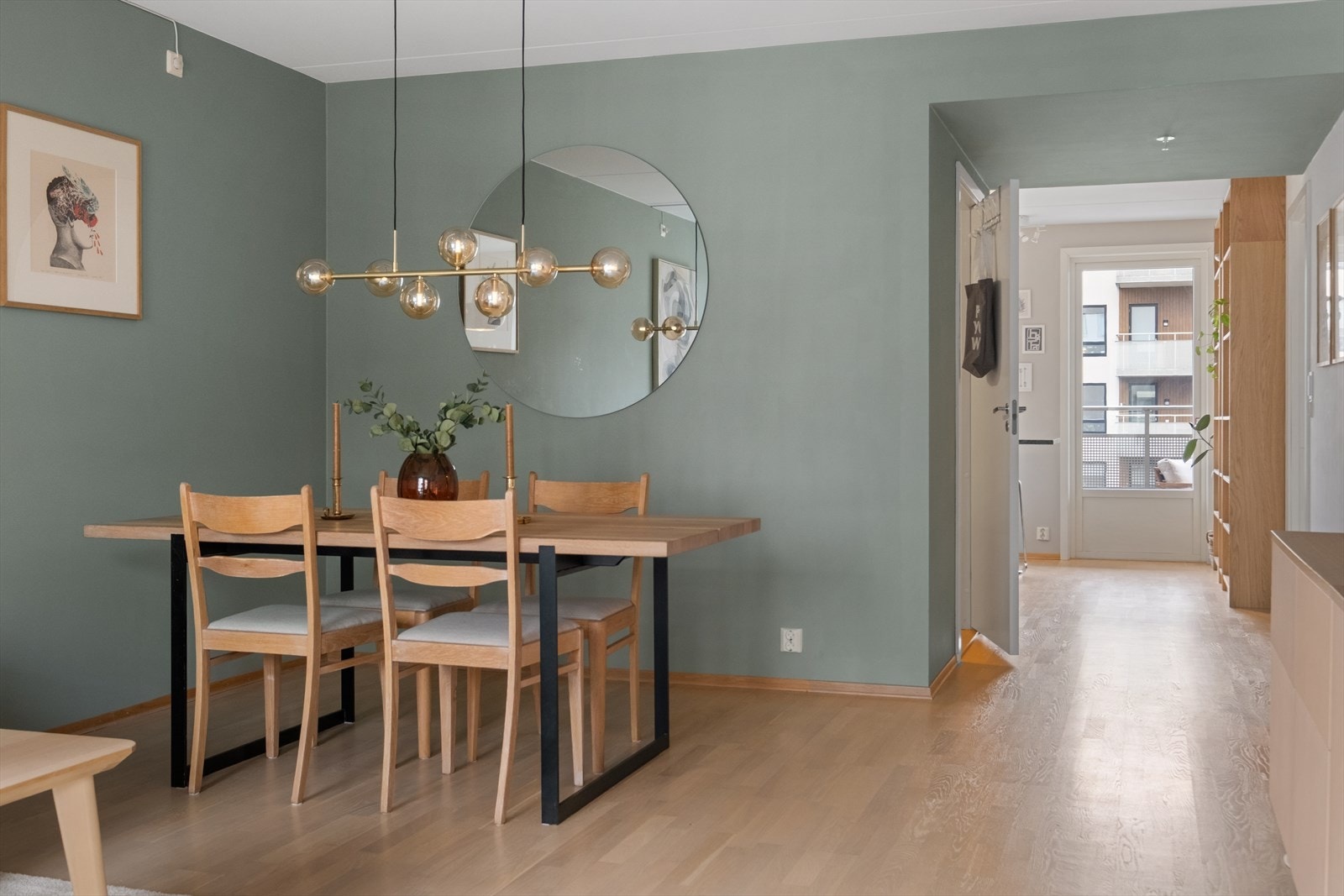 Det er plass til spisebord i praktisk tilnærming til kjøkkenet Galleribilde