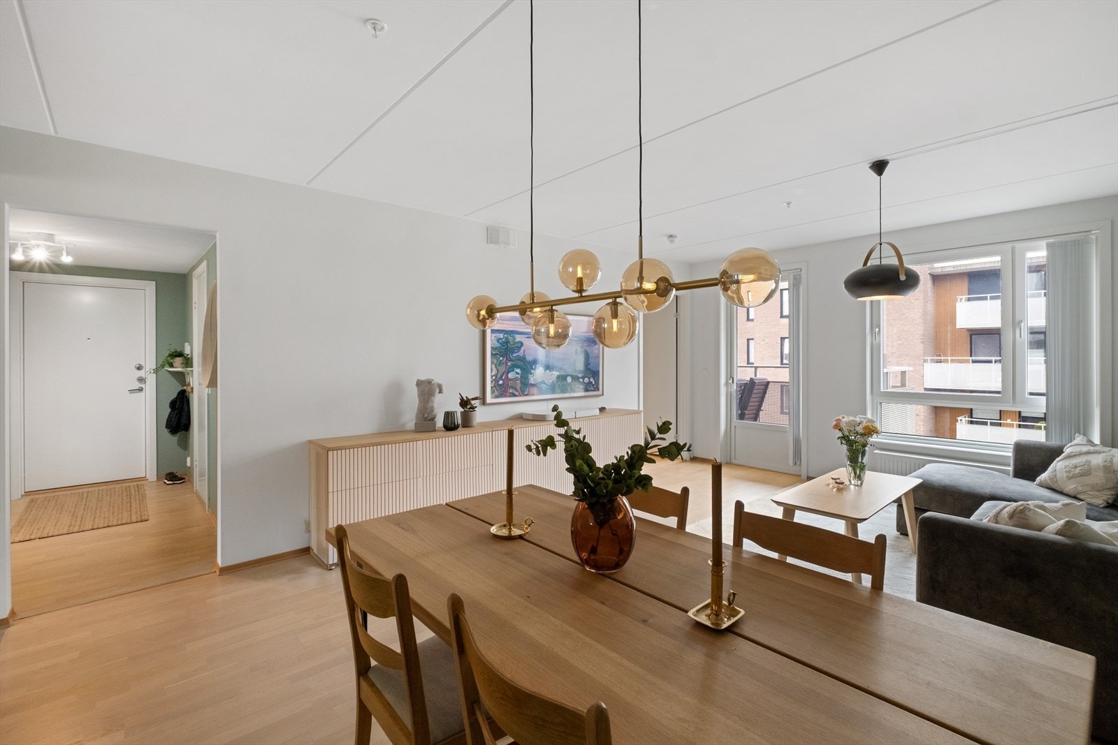 Leiligheten har en gjennomgående planløsning med vindusflater på to sider, noe som gir et fint gjennomlys og en luftig romfølelse Galleribilde