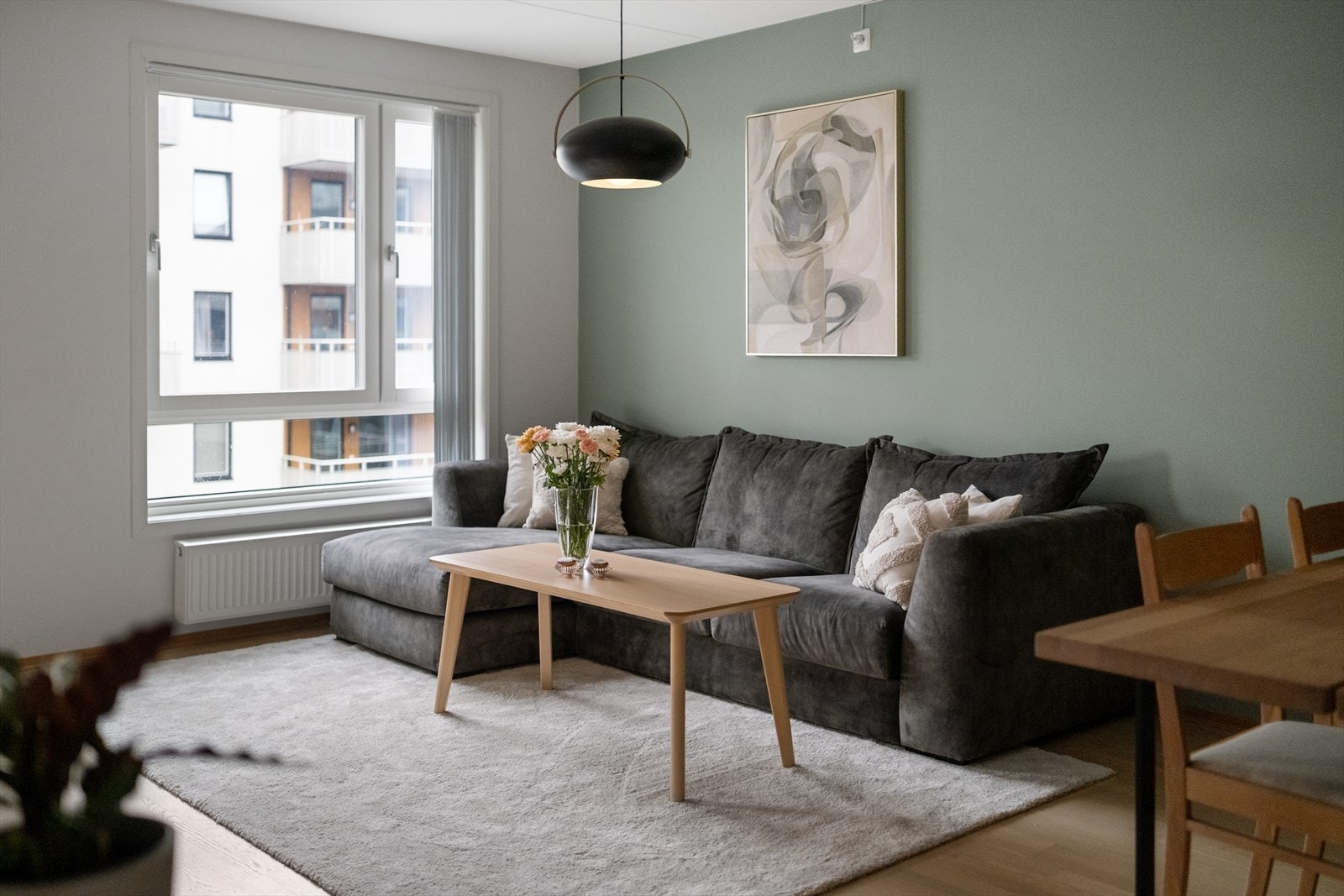 Stuen har gode møbleringsmuligheter for både sofagruppe og spiseplass Galleribilde