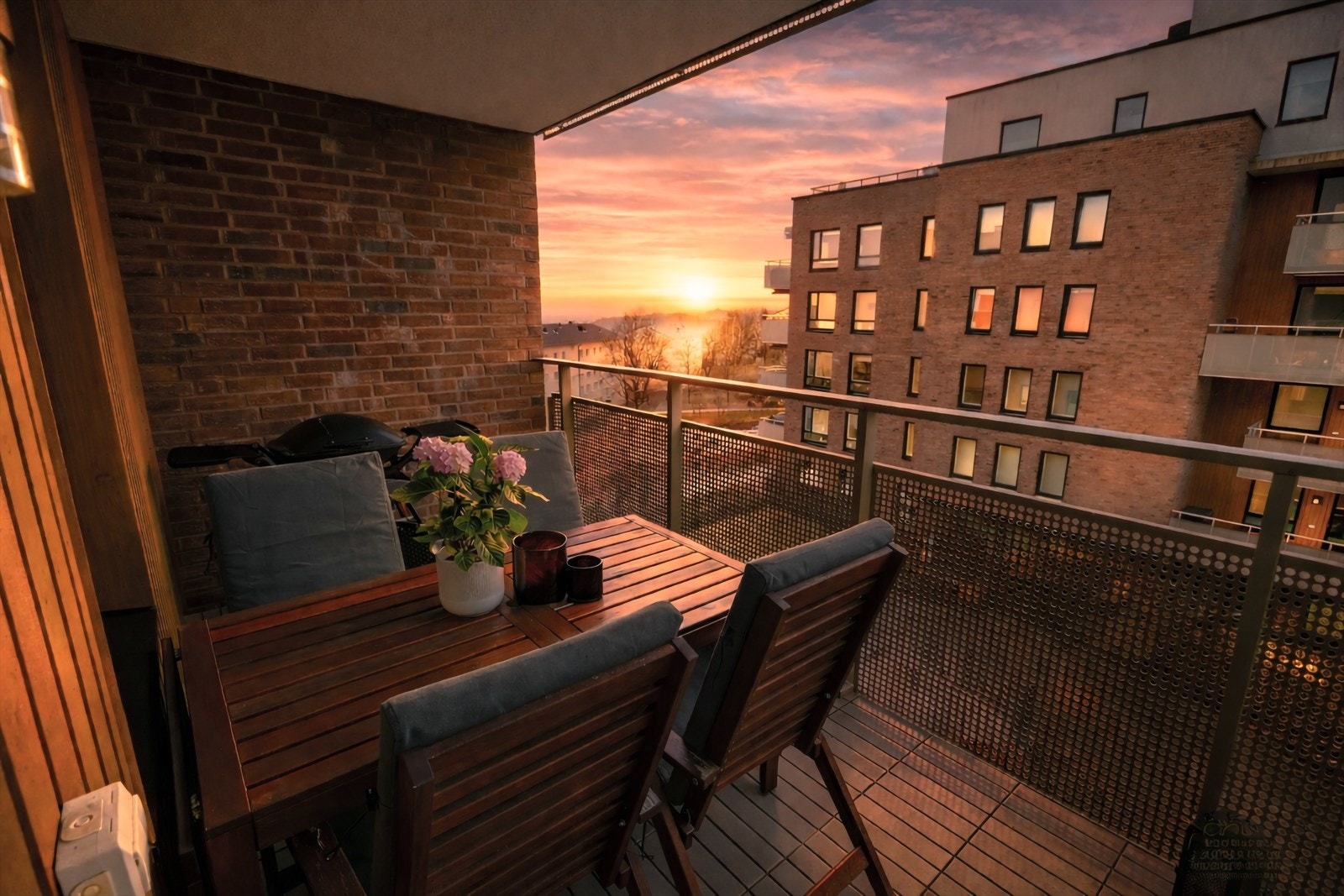 På balkongen med utgang fra stuen får man hyggelig kveldssol Galleribilde