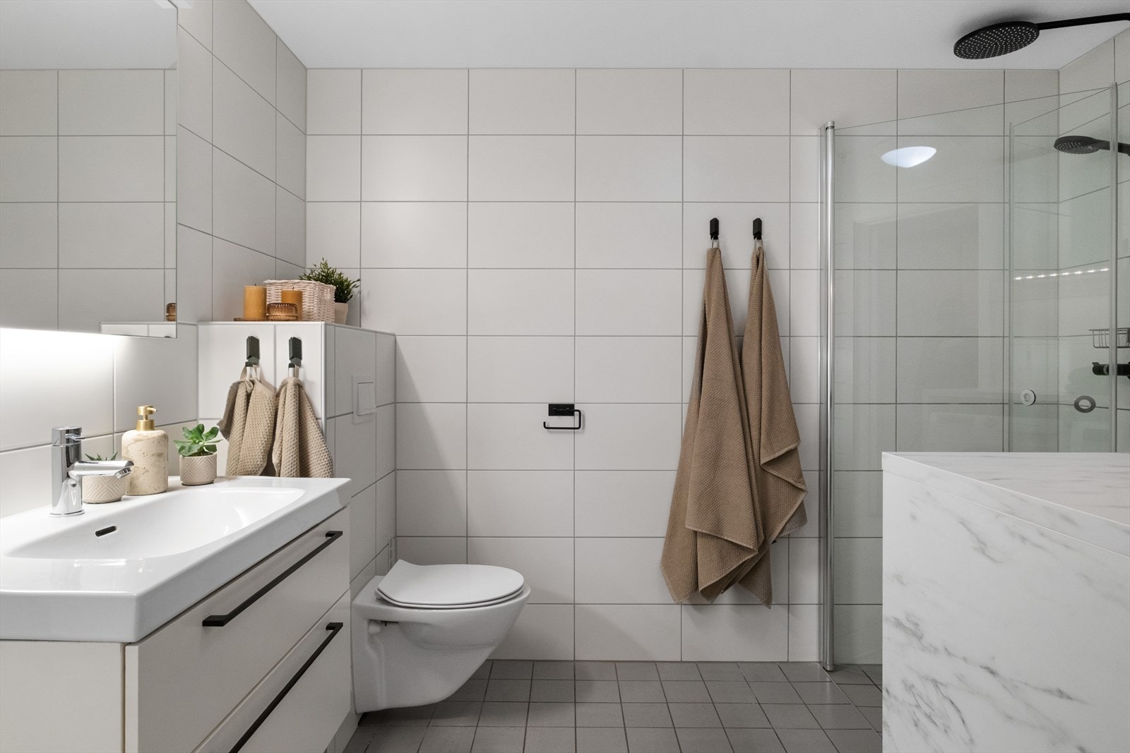 Dusjsonen er nedsenket og badet har behagelige varmekabler i gulvet Galleribilde