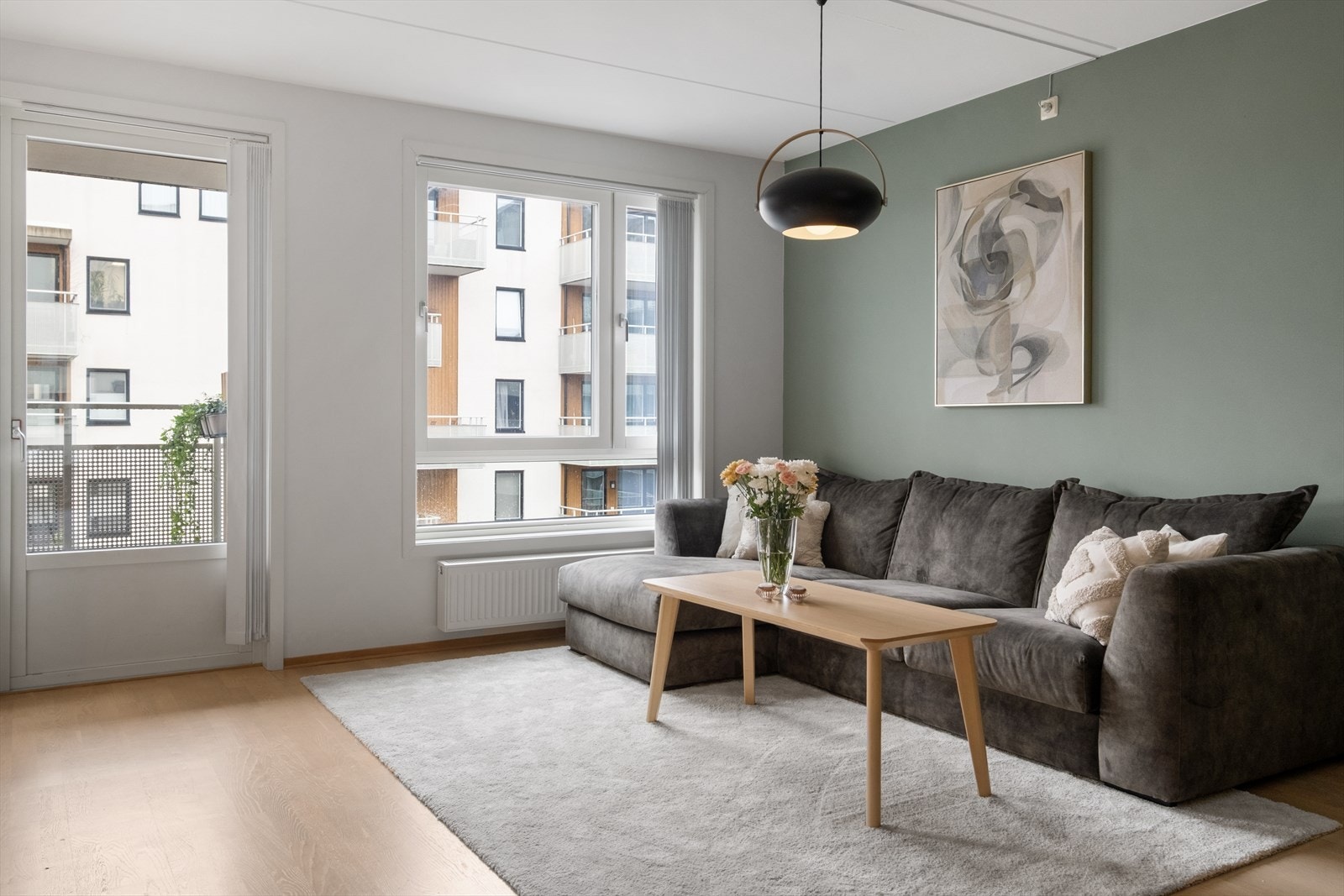 Store vindusflater gir godt med naturlig lysinnslipp Galleribilde