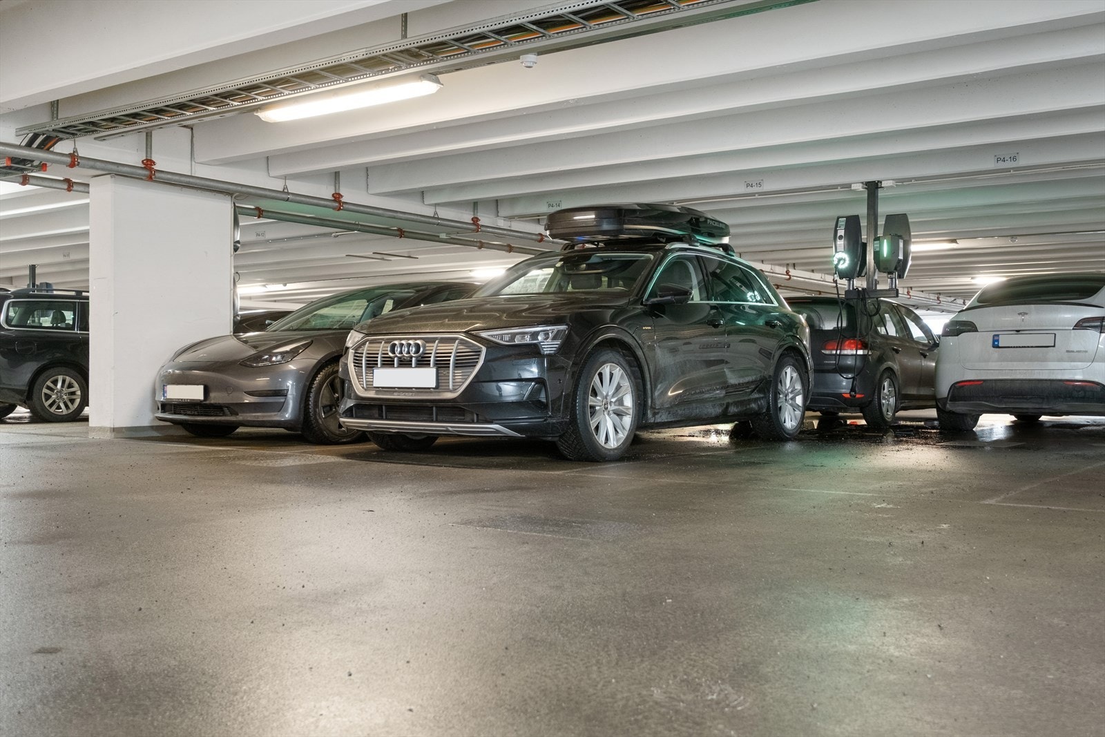 Fast parkeringsplass i garasjekjeller med El-billader Galleribilde