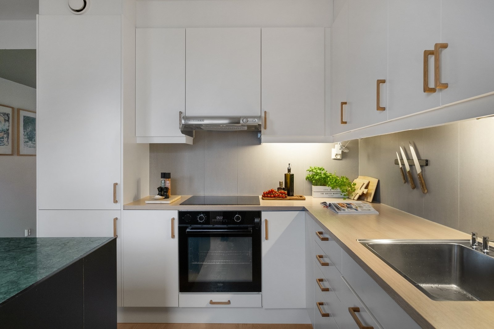 Det er gode arbeidsflater og rikelig med skap- og benkeplass Galleribilde