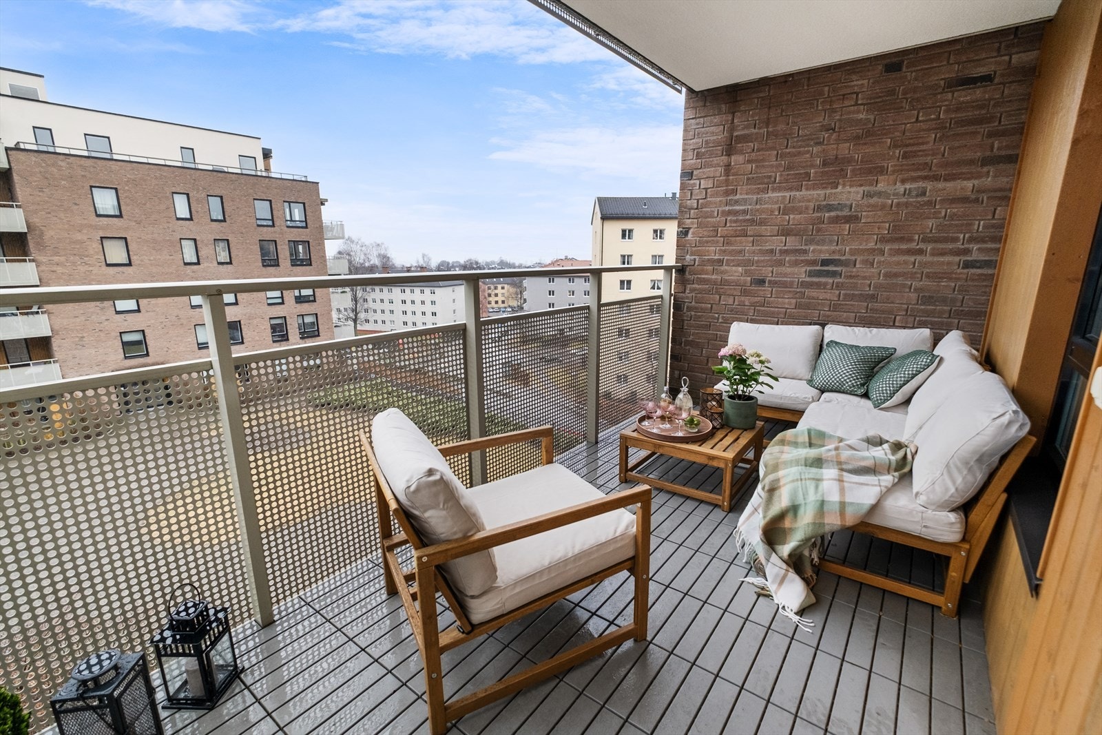 På denne balkongen kan du nyte morgenkaffen i flotte solforhold Galleribilde