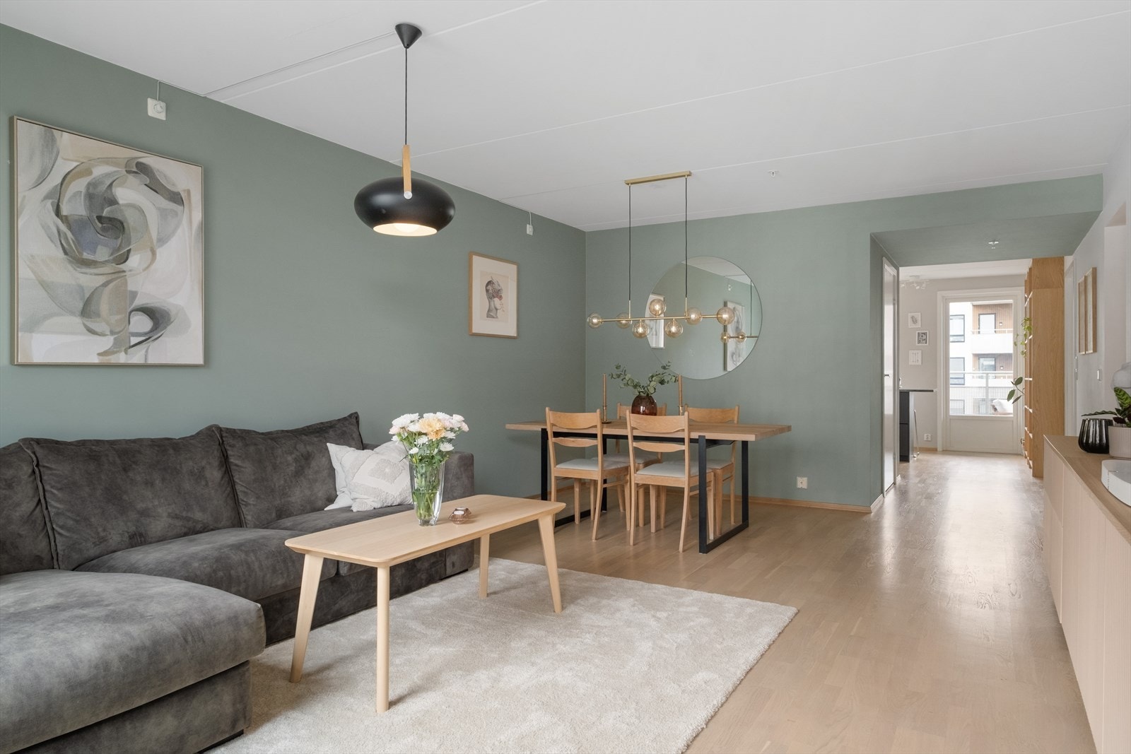 Leiligheten har en god planløsning med romslig stue, moderne kjøkken med kjøkkenøy, delikat bad og to gode soverom Galleribilde