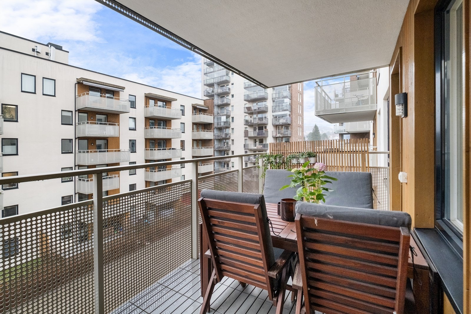 Her får du en romslig balkong med god plass til sittegruppe Galleribilde