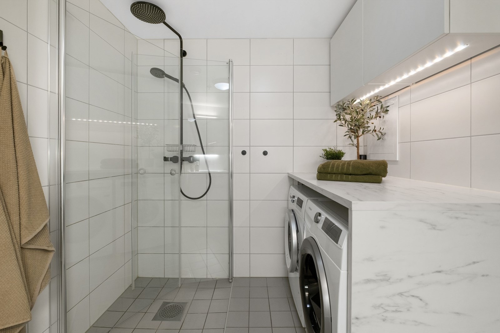 Det er opplegg til vaskemaskin, hvor det også er etablert praktisk innredning rundt løsningen Galleribilde