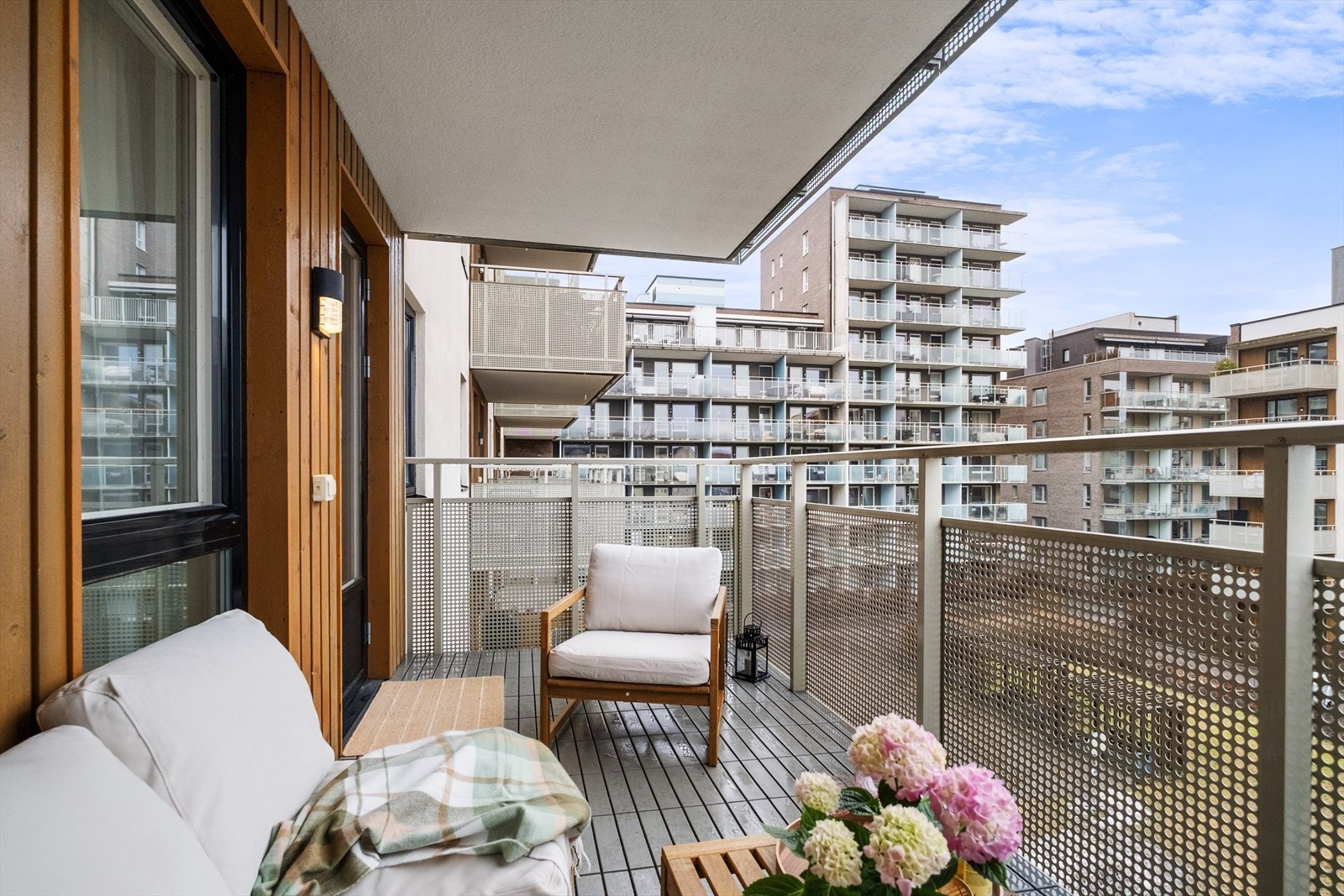 Balkongen har god plass til utemøbler Galleribilde