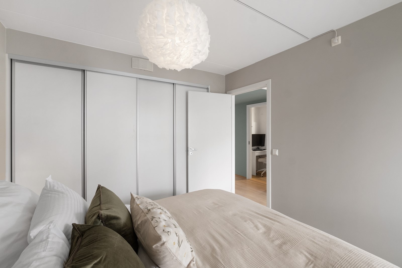 Hovedsoverommet har god plass til dobbeltseng, nattbord og oppbevaring i garderobeskap Galleribilde