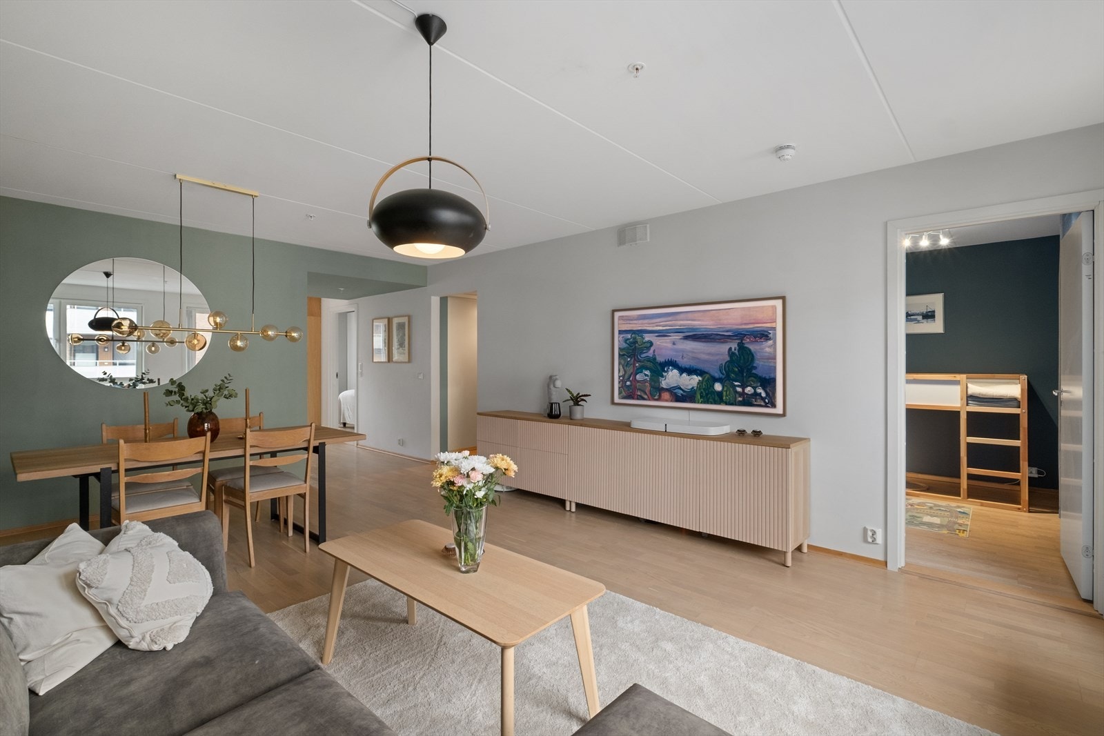 Leiligheten har parkett på gulv og vegger malt i tidløse farger Galleribilde