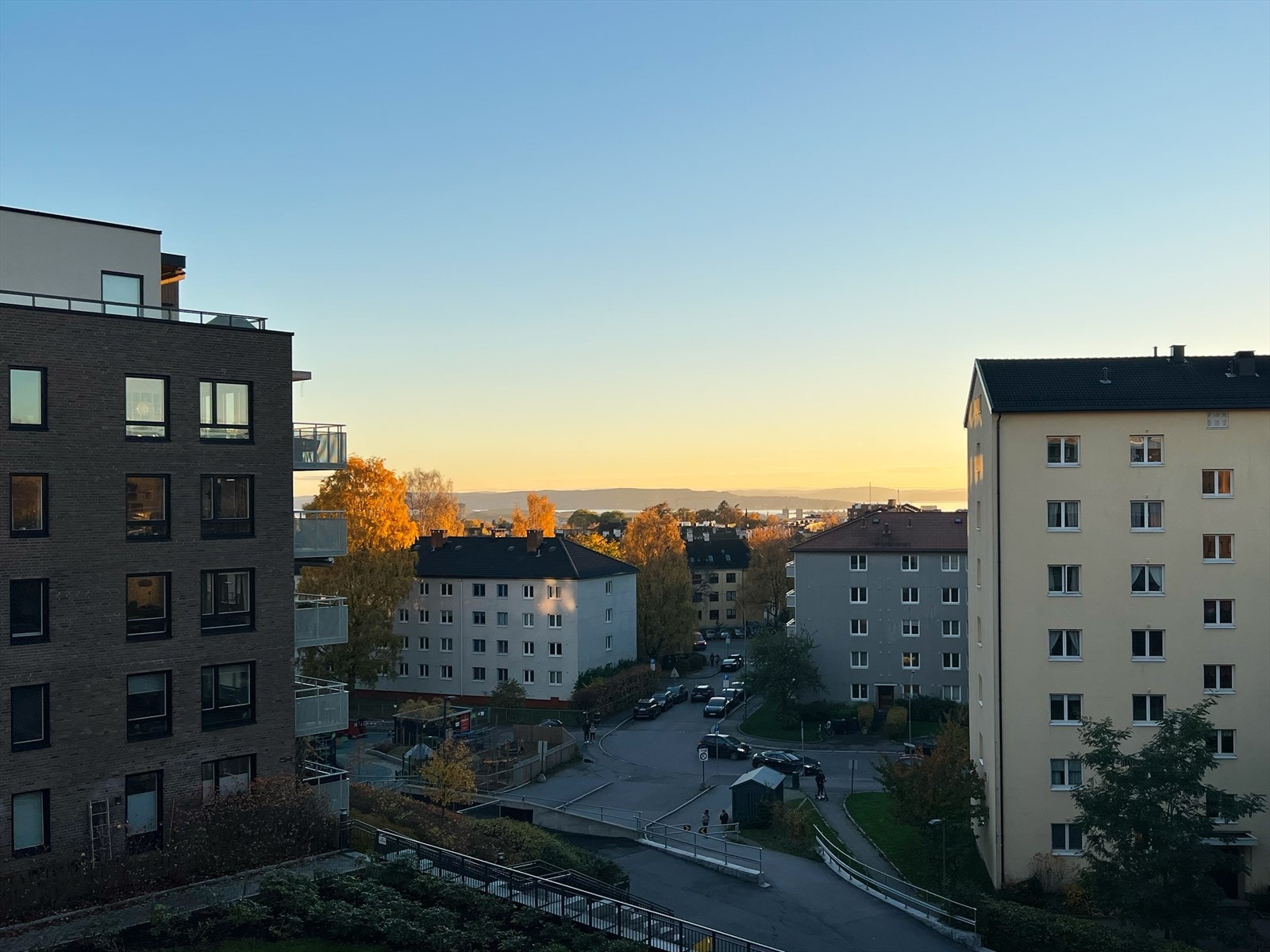 Boligen ligger tilbaketrukket i en stille gate og har solrike balkonger som gir gode solforhold gjennom dagen - perfekt for frokost i morgensolen og hyggelige kvelder i solnedgangen Galleribilde