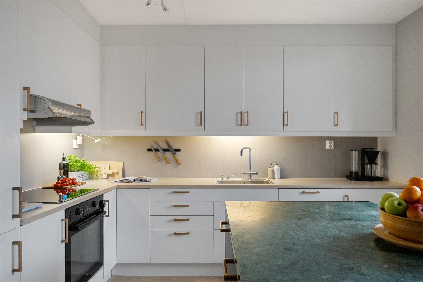 Integrerte hvitevarer bestående av komfyr, induksjonstopp, oppvaskmaskin og kjøl/frys Galleribilde