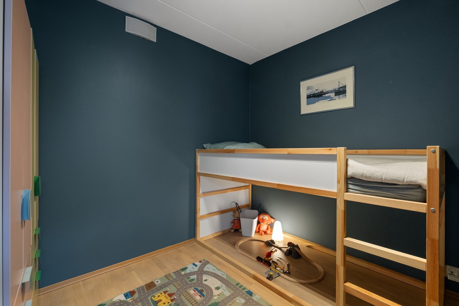 Det andre soverommet egner seg godt både som gjesterom, barnerom eller hjemmekontor Galleribilde