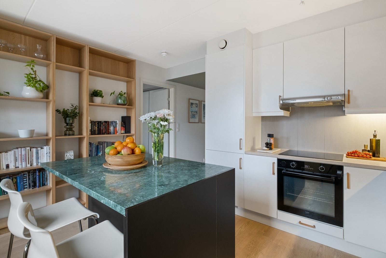 Moderne kjøkken med stilrene, glatte fronter og god oppbevaringsplass Galleribilde