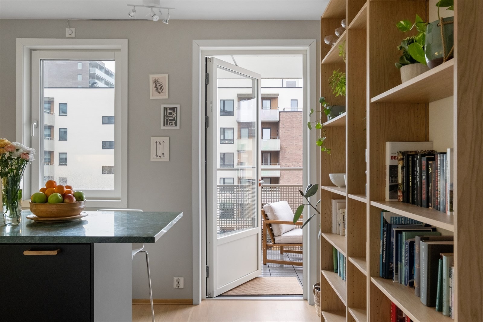 Fra kjøkkenet er det utgang til leilighetens andre balkong på ca. 9 kvm Galleribilde