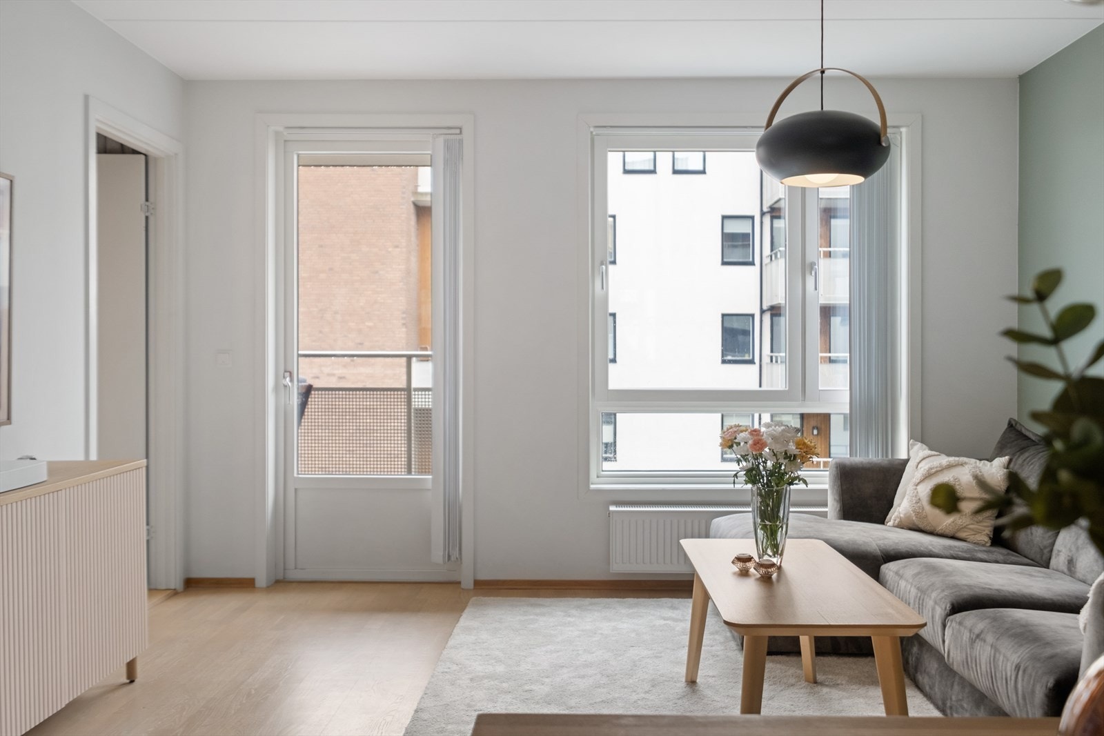 Fra stuen er det utgang til balkong på ca. 9 kvm med gode solforhold og kveldssol Galleribilde