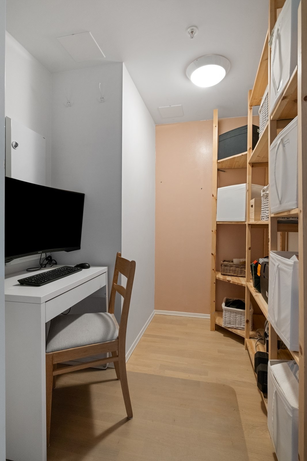 Praktisk innvendig bod/kontor med fleksible bruksmuligheter Galleribilde